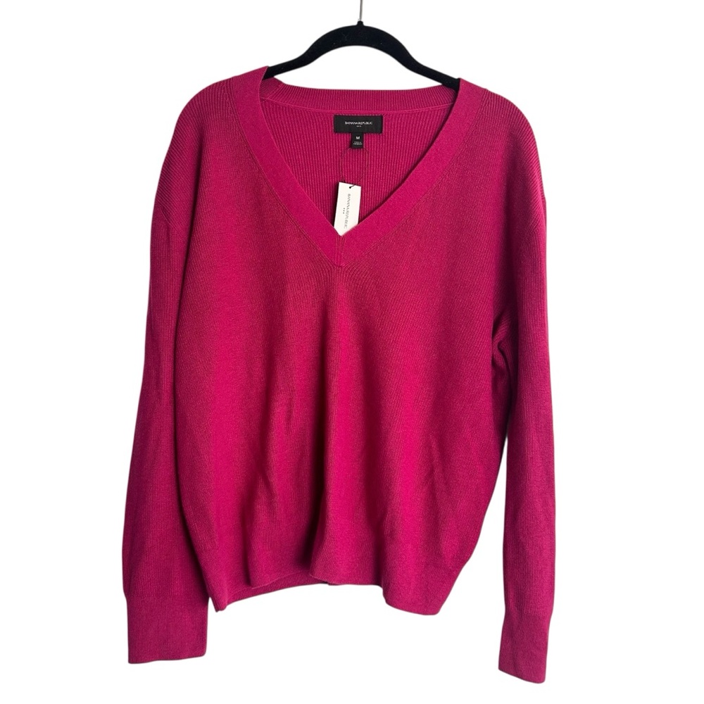 🌺 BANANA REPUBLIC Berry V-Neck Cotton Blend Sweater – Size M 🌺